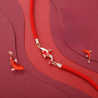 Bracelet rouge en fil ciré avec fermoir argenté et pendentif Carpe Koï symbolique.