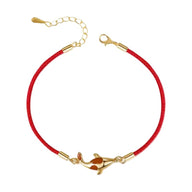 Bracelet femme en fil rouge ciré avec symbole carpe koï doré et fermoir chaîne dorée.