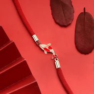 Bracelet rouge en fil ciré avec pendentif carpe Koï argentée, fermoir mousqueton.