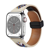 Bracelet Apple Watch Tilma en cuir blanc brodé avec intérieur marron et boucle noire.