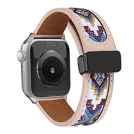 Bracelet en cuir rose clair brodé de motifs géométriques colorés pour Apple Watch, ajustable.