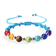 Bracelet aux 7 chakras en corde bleue avec perles naturelles multicolores et nœuds ajustables.