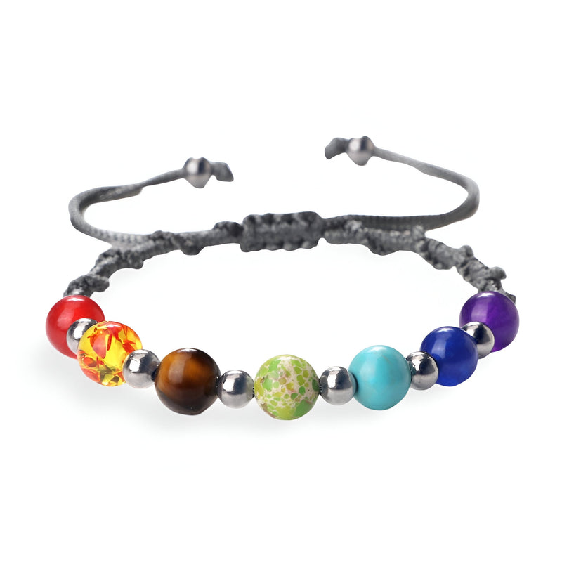 Bracelet aux 7 chakras avec perles de pierres naturelles colorées sur corde noire réglable.