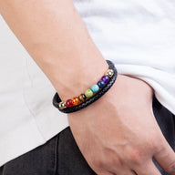 Bracelet homme en cuir noir avec perles naturelles multicolores représentant les 7 chakras.