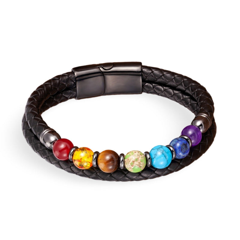 Bracelet homme en cuir noir tressé avec perles colorées représentant les 7 chakras et fermoir magnétique noir.