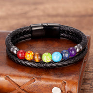 Bracelet homme en cuir noir tressé avec sept perles colorées de pierres naturelles chakras et fermoir métallique noir.