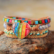 Bracelet multi-rangs femme avec pierres naturelles colorées et cœur en pierre arc-en-ciel au centre.