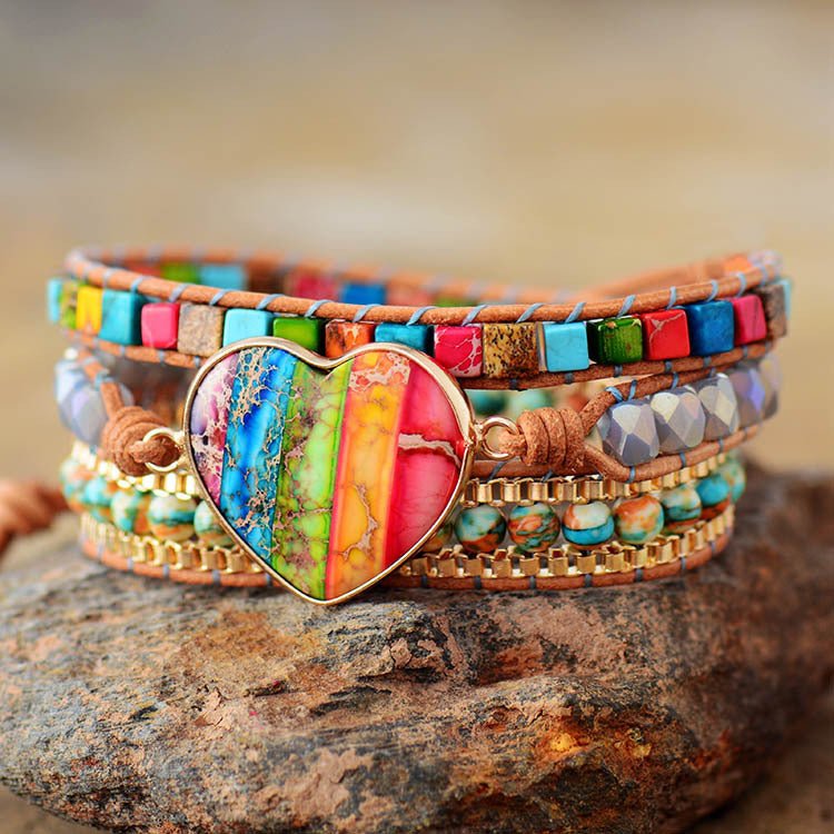 Bracelet multi-rangs femme avec pierres naturelles colorées et cœur en pierre arc-en-ciel au centre.