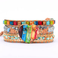 Bracelet multi-rangs pour femme avec pierres naturelles multicolores et cœur arc-en-ciel en pendentif.