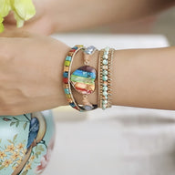 Bracelet femme multi-rangs avec 7 pierres naturelles colorées et perles beiges sur cordon taupe.