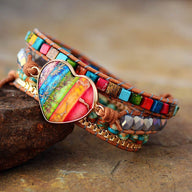 Bracelet multirangs femme en pierres naturelles colorées avec pendentif cœur arc-en-ciel style bohème.