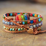 Bracelet femme multi-rangs aux 7 pierres naturelles multicolores avec fermoir cœur en cuir marron.