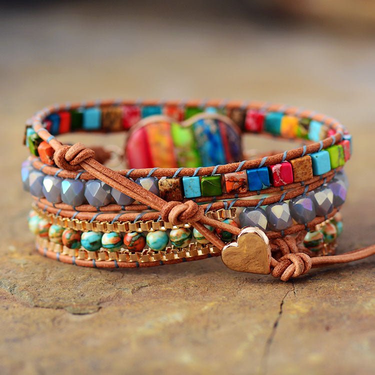 Bracelet femme multi-rangs aux 7 pierres naturelles multicolores avec fermoir cœur en cuir marron.