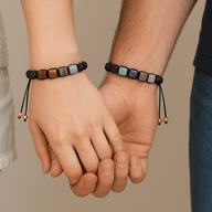 Bracelets Solva en corde noire avec pierres carrées naturelles aux tons terre et bleu, ajustables.