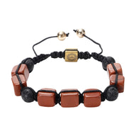 Bracelet Solva en corde noire avec pierres naturelles rouges carrées et perles noires rondes.