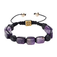 Bracelet réglable en corde noire avec pierres naturelles d'améthyste carrées et perles rondes, détail doré gravé.