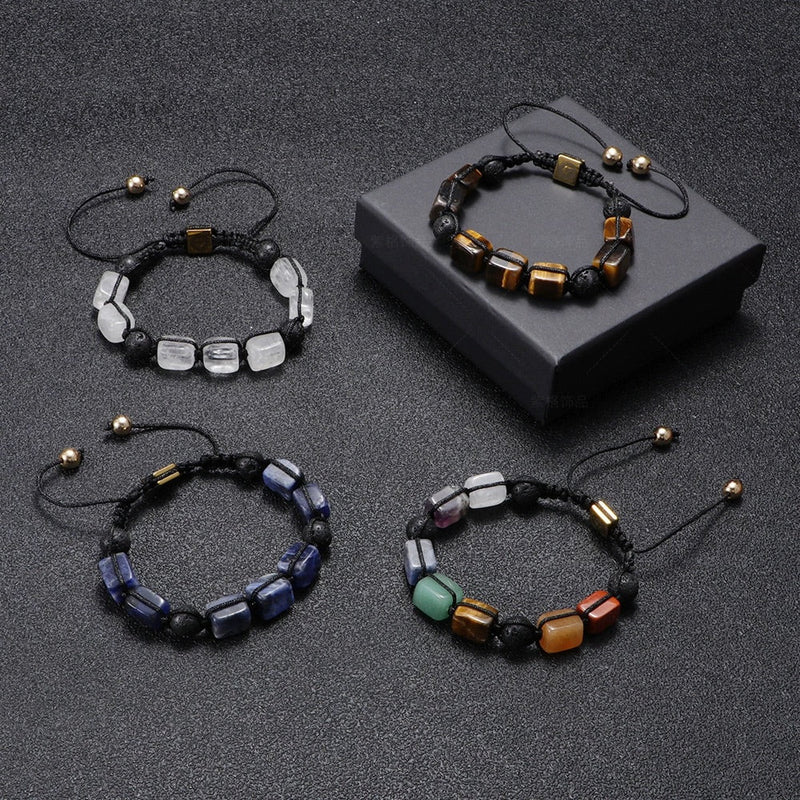 Quatre bracelets en corde noire avec pierres naturelles variées et perles dorées, modèle Solva.