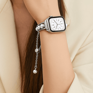 Bracelet argent ajustable à perles apparentes pour Apple Watch, modèle Jiria, porté au poignet féminin.