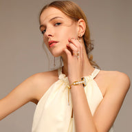 Bracelet ajustable or avec perles apparentes porté sur Apple Watch, style élégant et féminin.