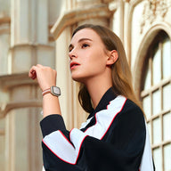 Bracelet aux perles apparentes en argent pour Apple Watch, élégant et ajustable, porté au poignet féminin.