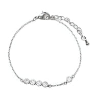 Bracelet fin en argent sterling avec sept pierres scintillantes rondes alignées, fermoir mousqueton.