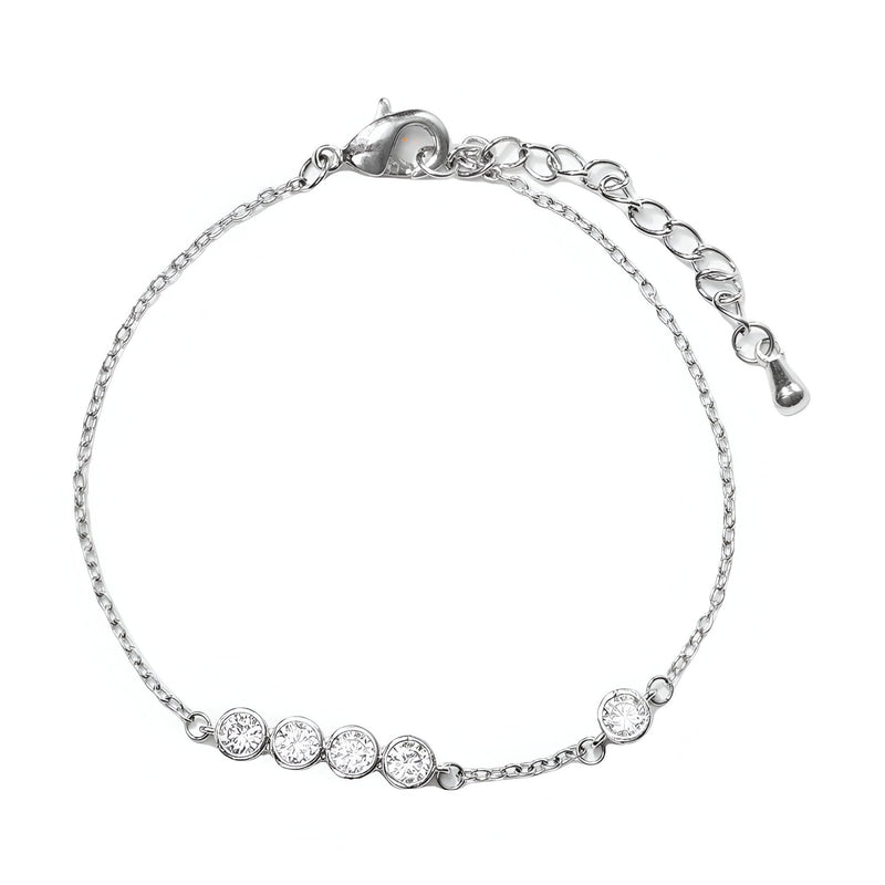 Bracelet fin en argent sterling avec sept pierres scintillantes rondes alignées, fermoir mousqueton.