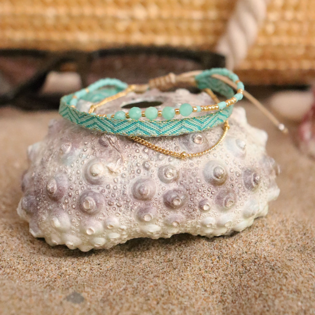 Bracelet vert plaqué or avec pierres naturelles sur chaîne fine, style bohème chic.