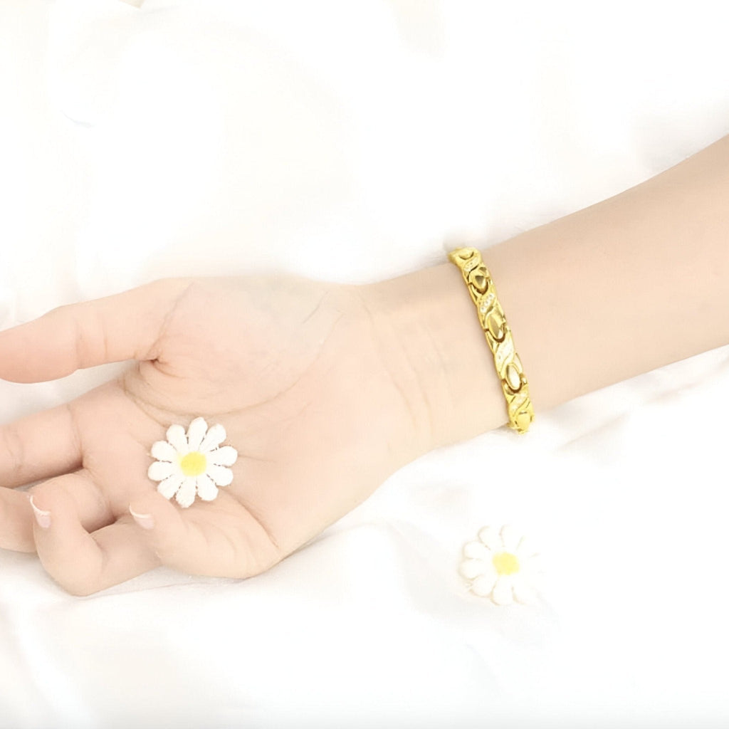 Bracelet femme en titane or avec perles d'hématite, design élégant et minimaliste.