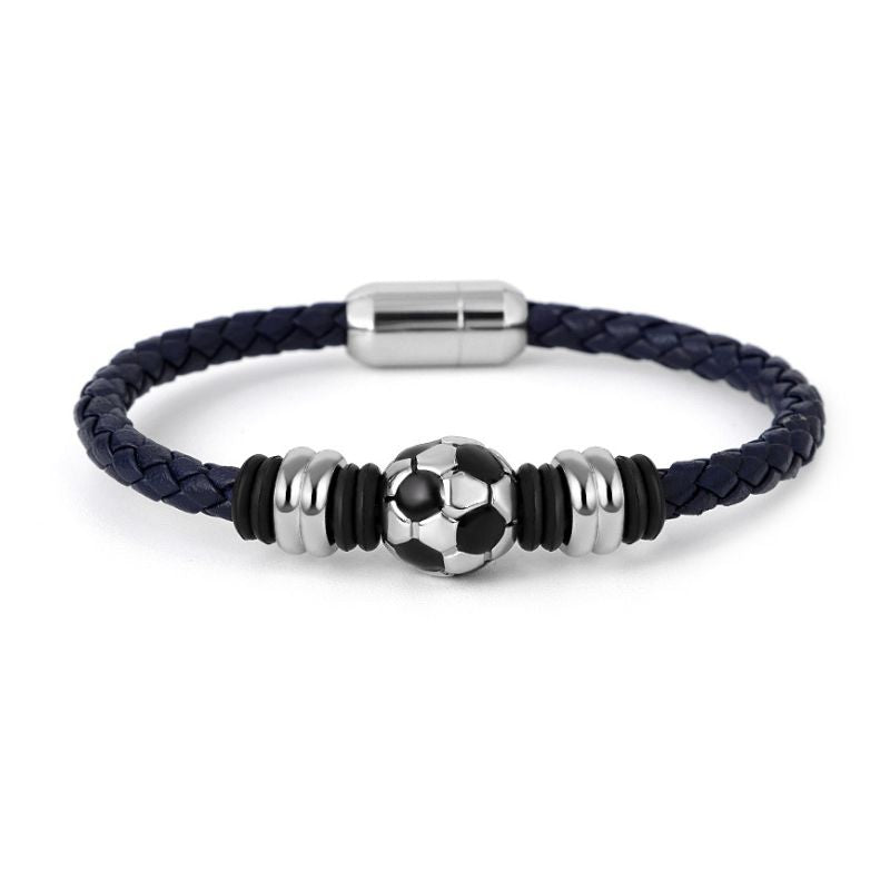 Bracelet homme en cuir tressé bleu marine avec ballon de foot en acier inoxydable central et fermoir magnétique acier.