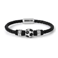 Bracelet homme en cuir tressé noir avec ballon de foot en acier inoxydable et fermoir magnétique.