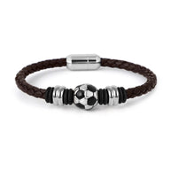 Bracelet homme en cuir tressé marron avec ballon de foot en acier inoxydable et fermoir magnétique.
