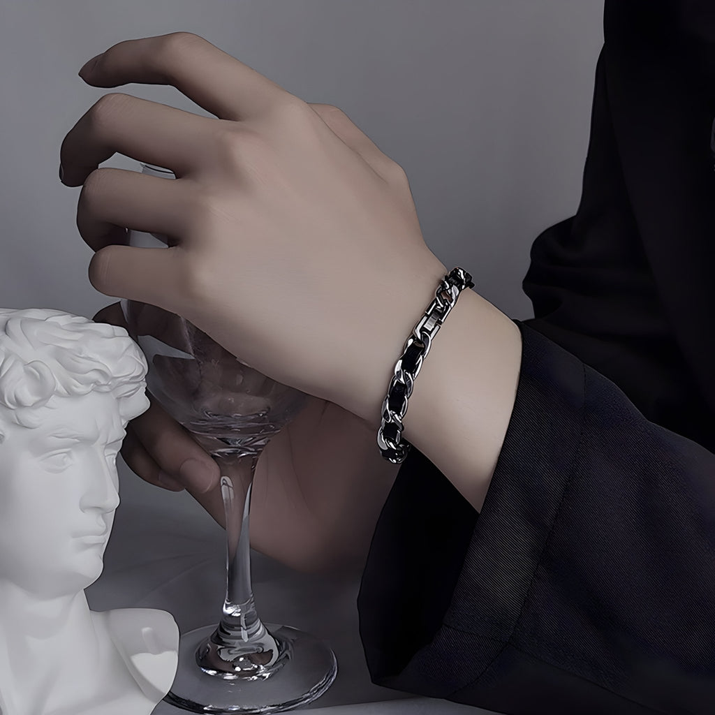 Bracelet homme noir bi-matière titane et cuir style chaîne élégante.