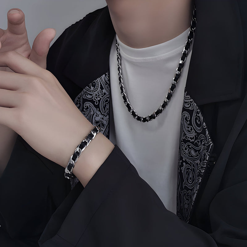 Bracelet homme en cuir noir tressé avec maillons en titane gris, style moderne.