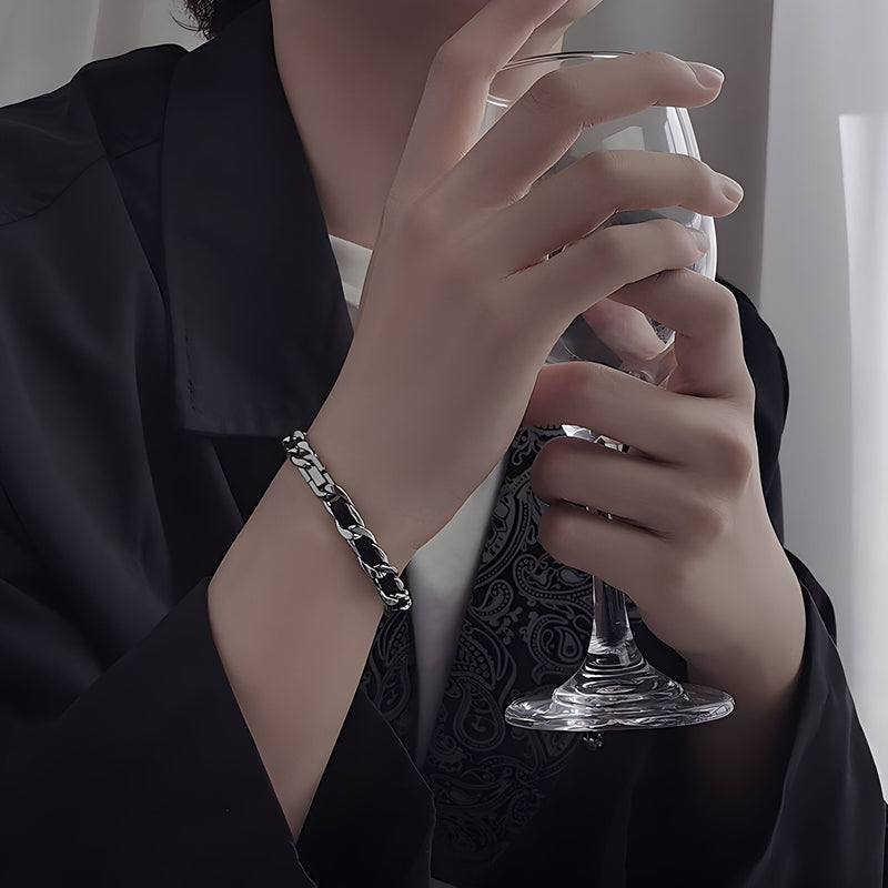 Bracelet homme en titane à maillons argentés avec bande en cuir noir élégant.