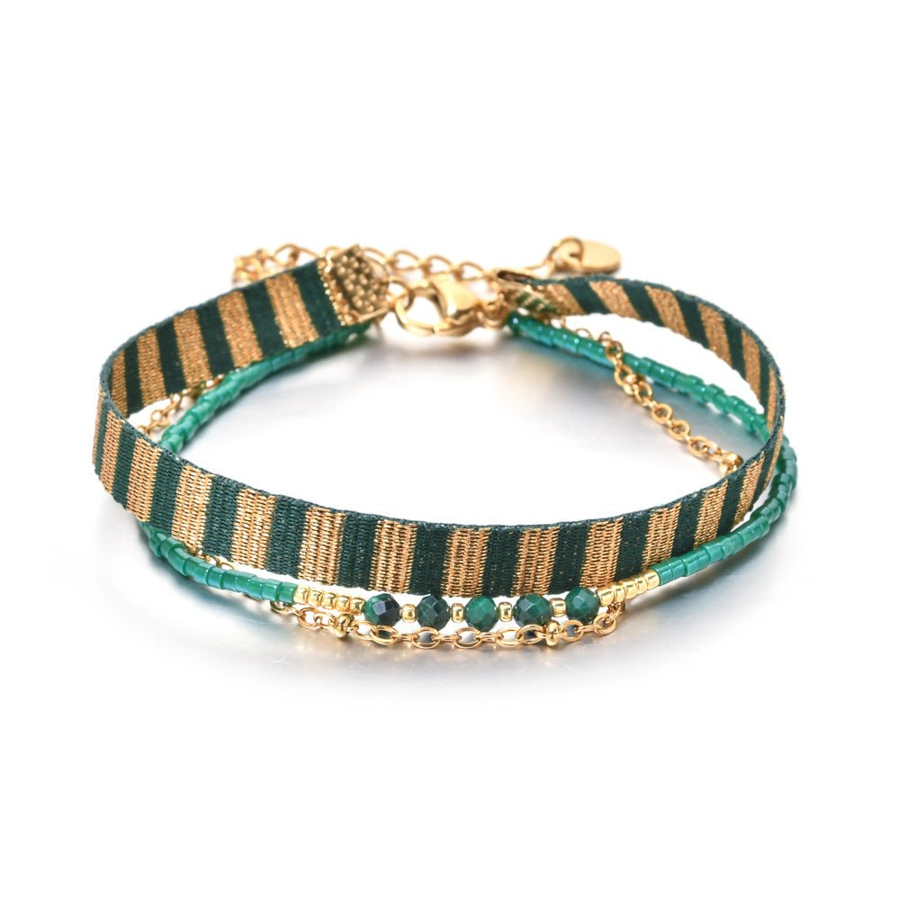 Bracelet bohème multirangs avec ruban rayé vert et doré, perles turquoise, chaîne dorée fine et fermoir mousqueton.