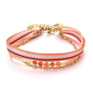Bracelet bohème multirangs corail avec perles orangées, ruban rayé gris et rose, chaîne dorée fine, fermoir mousqueton.