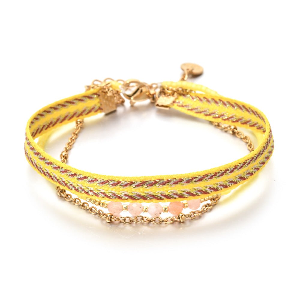 Bracelet bohème multirangs jaune et gris avec perles roses et chaîne dorée fine, fermoir mousqueton.