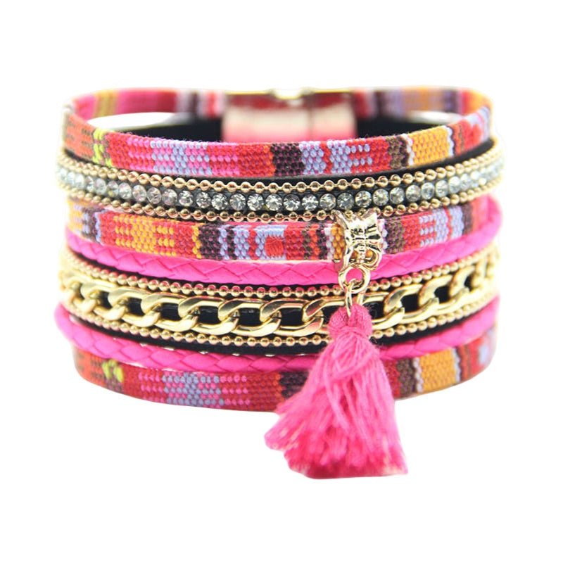 Bracelet multi-couches boho en tissu ethnique coloré, simili cuir tressé, strass et pompon rose, fermoir aimanté doré.