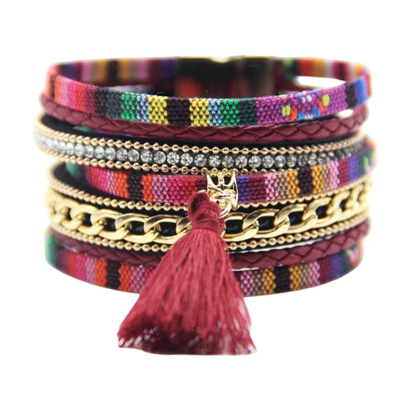 Bracelet multi-couches boho chic tressé en simili vegan aux couleurs vives, tissu ethnique, strass, chaîne dorée et pompon.