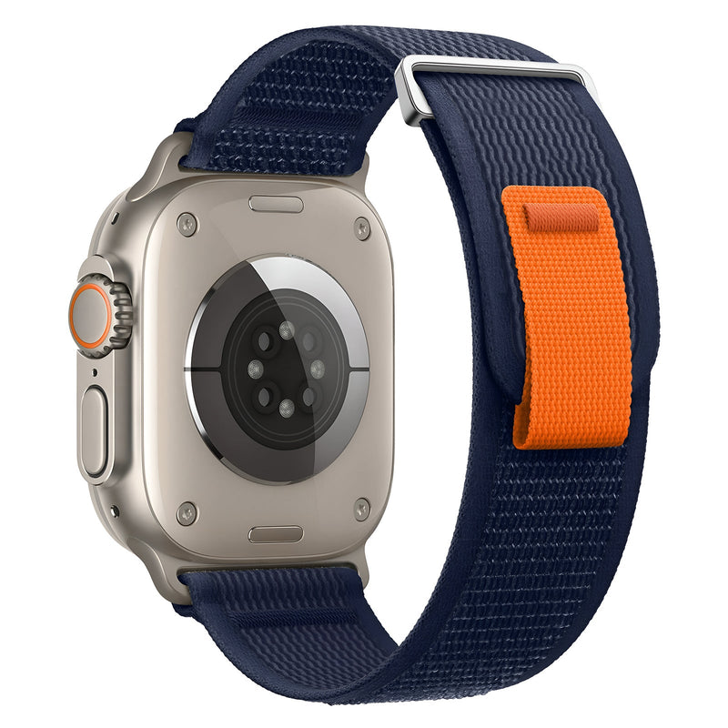 Bracelet Apple Watch en nylon bleu marine avec fermoir velcro orange et boîtier en aluminium gris acier.