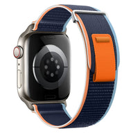 Bracelet Apple Watch en nylon bleu marine avec détail orange et fermeture velcro colorée.