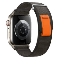 Bracelet Apple Watch Trail Edition en nylon gris anthracite avec fermeture velcro orange, modèle Elios.