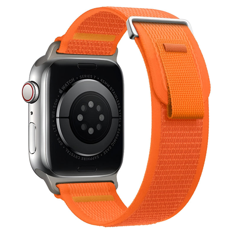 Bracelet Apple Watch Trail Edition en nylon orange avec fermeture velcro et boucle métallique argentée.