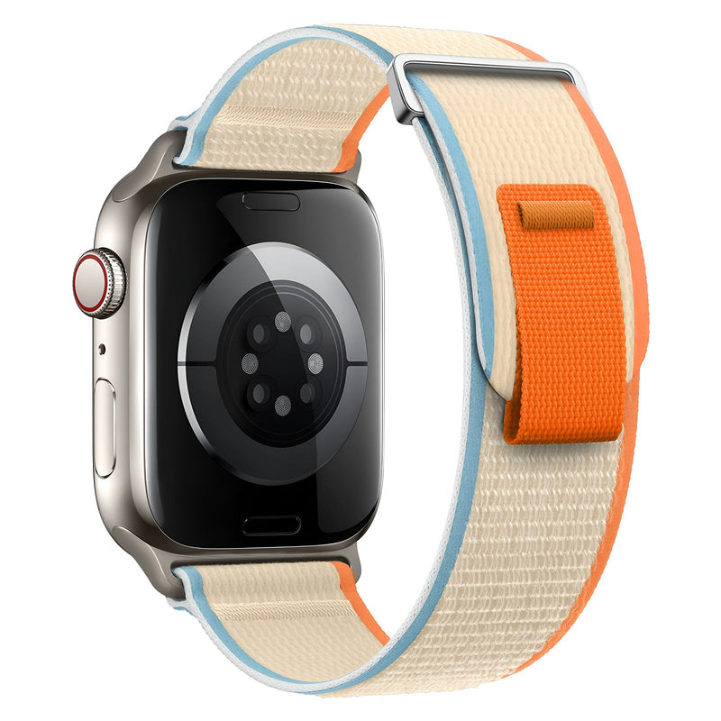 Bracelet Apple Watch en nylon beige avec bordure bleue et fermeture velcro orange.