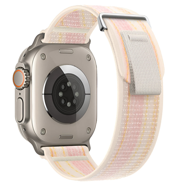 Bracelet Apple Watch Trail Edition nylon résistant à fermeture velcro, motif pastel rose et beige.