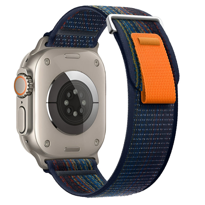 Bracelet en nylon bleu foncé avec coutures colorées et fermeture velcro orange pour Apple Watch.