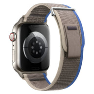 Bracelet Apple Watch en nylon beige et gris avec bord bleu et fermeture velcro, modèle Elios Trail Edition.