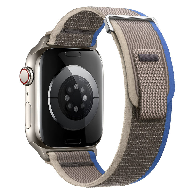 Bracelet Apple Watch en nylon beige et gris avec bord bleu et fermeture velcro, modèle Elios Trail Edition.