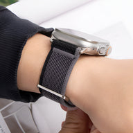 Bracelet Apple Watch en nylon gris foncé résistant avec fermeture velcro et boucle argentée.