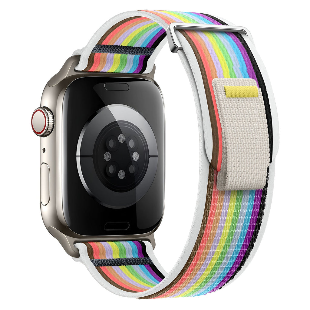 Bracelet Apple Watch en nylon avec motif arc-en-ciel et fermeture velcro beige.